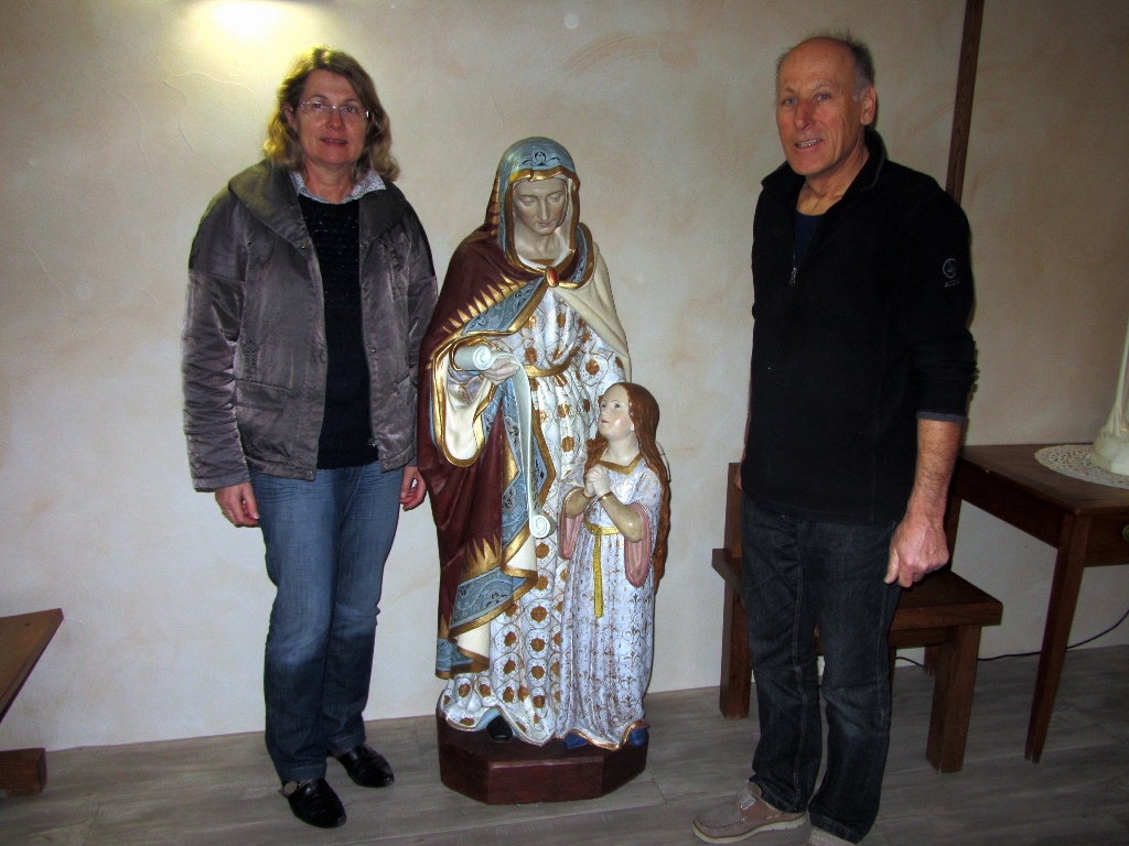 M. Sall, artiste, et Catherine Lumineau, adjointe, entourent la statue.